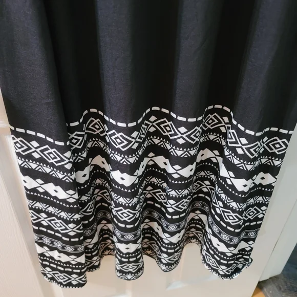 Chic Black and White Maxi Dress - Picture 6 of 7